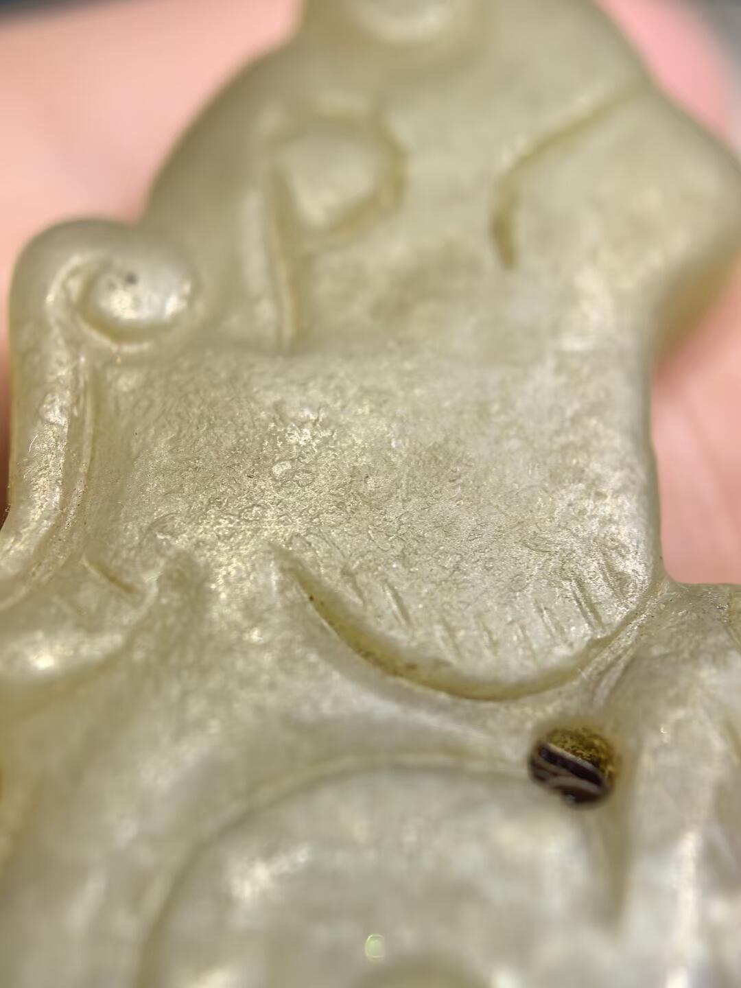 旧藏古玉瑞兽  包浆淳厚皮壳老道，琢刻精堪犀利！保存良好，刀法娴熟传神，线条流畅形神兼备，整体精气神相，雕刻技艺精湛，韵味十足。 ​尺寸:6*3.5*0.5cm ​克重:17.5g