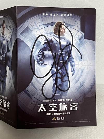 零元拍：“大表姐”詹妮弗·劳伦斯 亲笔签名《太空旅客》电影宣传卡 - 零元拍：“大表姐”詹妮弗·劳伦斯 亲笔签名《太空旅客》电影宣传卡