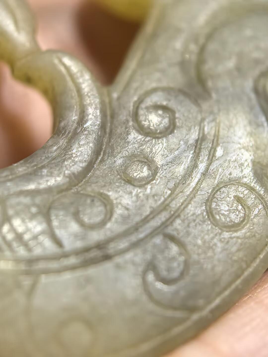 旧藏古玉瑞兽  包浆淳厚皮壳老道，琢刻精堪犀利！保存良好，刀法娴熟传神，线条流畅形神兼备，整体精气神相，雕刻技艺精湛，韵味十足。 ​尺寸:6*3.5*0.5cm ​克重:17.5g