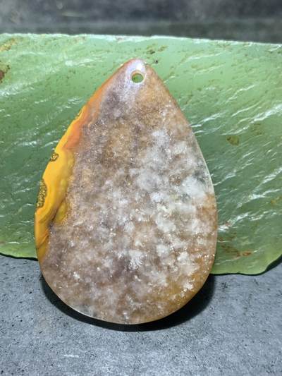 精美战国红玛瑙冰飘水滴形吊坠一个， 精美战国红玛瑙冰飘水滴形吊坠一个，