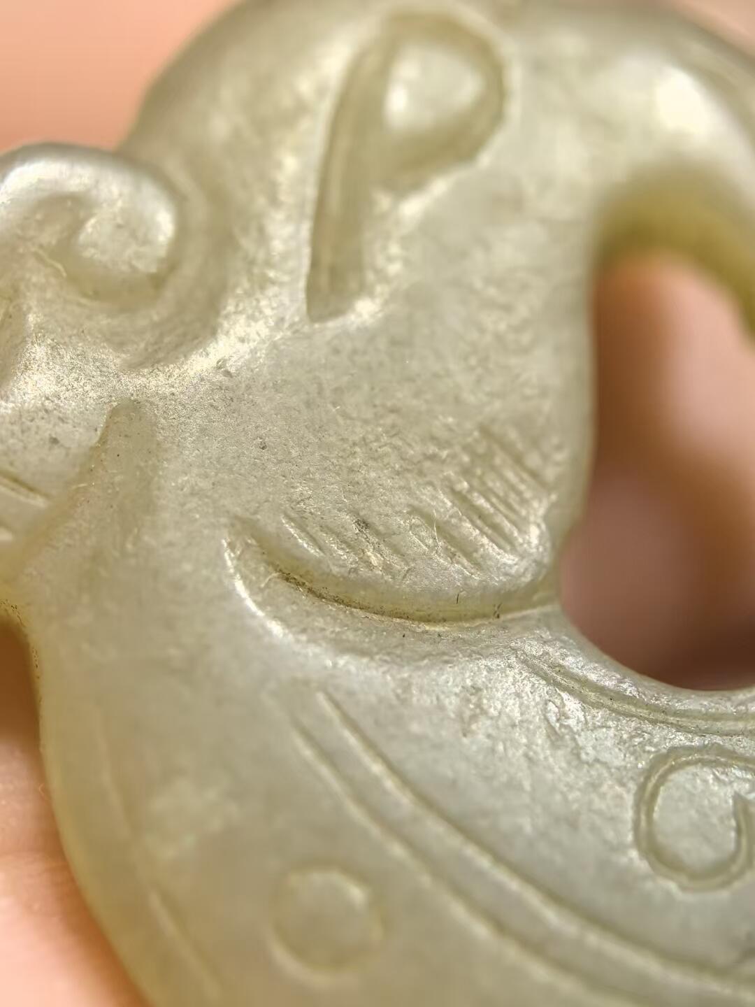 旧藏古玉瑞兽  包浆淳厚皮壳老道，琢刻精堪犀利！保存良好，刀法娴熟传神，线条流畅形神兼备，整体精气神相，雕刻技艺精湛，韵味十足。 ​尺寸:6*3.5*0.5cm ​克重:17.5g