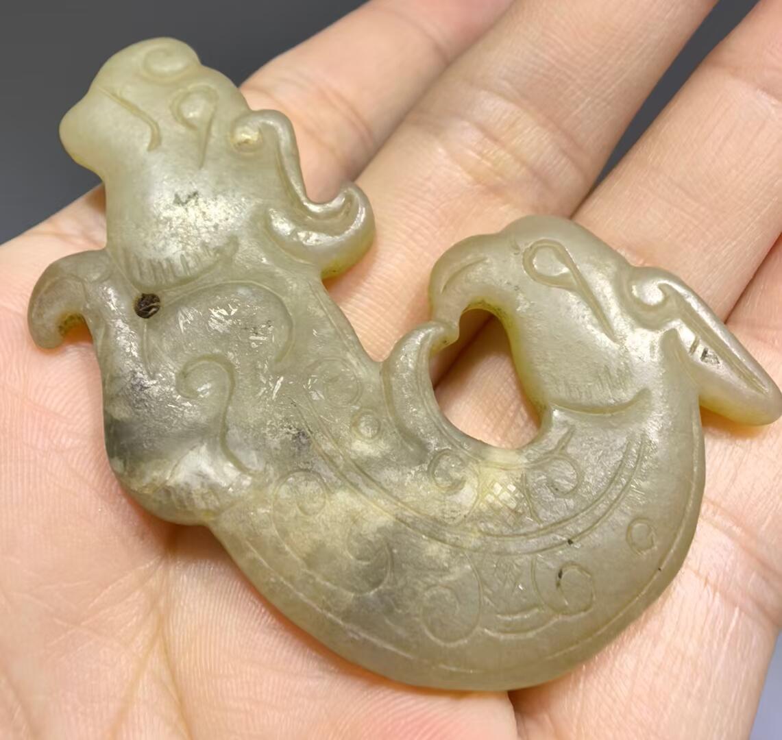 旧藏古玉瑞兽  包浆淳厚皮壳老道，琢刻精堪犀利！保存良好，刀法娴熟传神，线条流畅形神兼备，整体精气神相，雕刻技艺精湛，韵味十足。 ​尺寸:6*3.5*0.5cm ​克重:17.5g