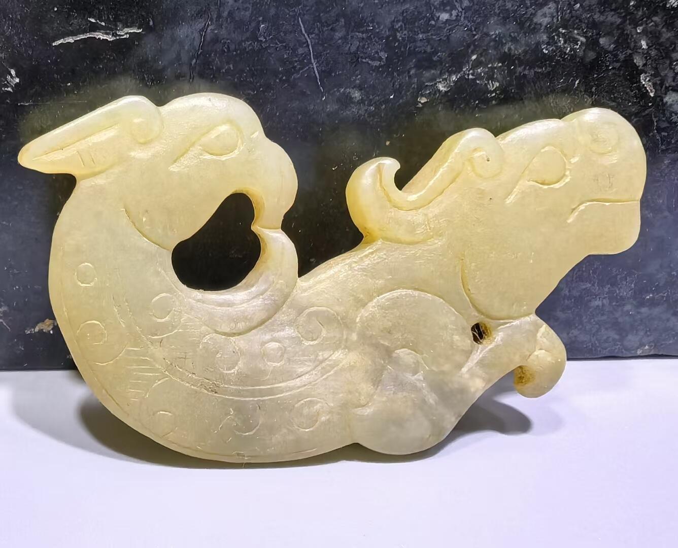 旧藏古玉瑞兽  包浆淳厚皮壳老道，琢刻精堪犀利！保存良好，刀法娴熟传神，线条流畅形神兼备，整体精气神相，雕刻技艺精湛，韵味十足。 ​尺寸:6*3.5*0.5cm ​克重:17.5g