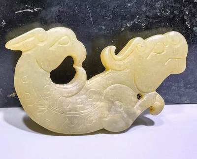 旧藏古玉瑞兽  包浆淳厚皮壳老道，琢刻精堪犀利！保存良好，刀法娴熟传神，线条流畅形神兼备，整体精气神相，雕刻技艺精湛，韵味十足。 ​尺寸:6*3.5*0.5cm ​克重:17.5g - 旧藏古玉瑞兽  包浆淳厚皮壳老道，琢刻精堪犀利！保存良好，刀法娴熟传神，线条流畅形神兼备，整体精气神相，雕刻技艺精湛，韵味十足。 ​尺寸:6*3.5*0.5cm ​克重:17.5g