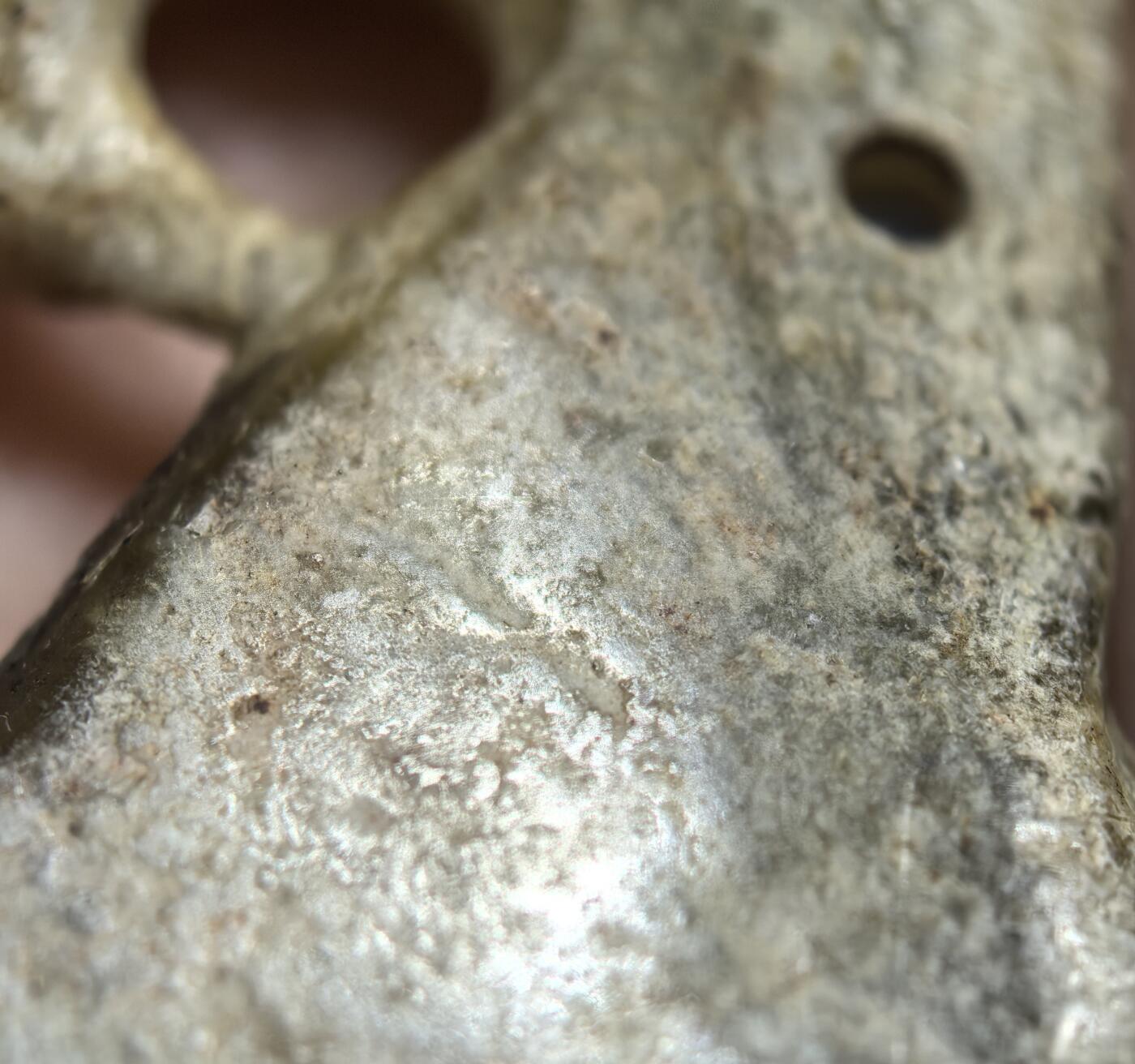 老玉佩件 包浆淳厚皮壳老道，琢刻精堪犀利！保存良好，刀法娴熟传神，线条流畅形神兼备，整体精气神相，雕刻技艺精湛，韵味十足。 尺寸:9.5*5.3*0.6cm 克重:34.5g