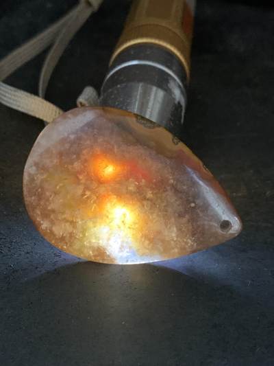 精美战国红玛瑙冰飘水滴形吊坠一个， 精美战国红玛瑙冰飘水滴形吊坠一个，