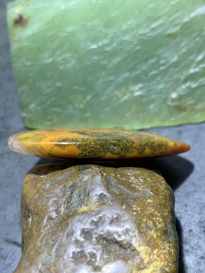 精美战国红玛瑙冰飘水滴形吊坠一个， 精美战国红玛瑙冰飘水滴形吊坠一个，