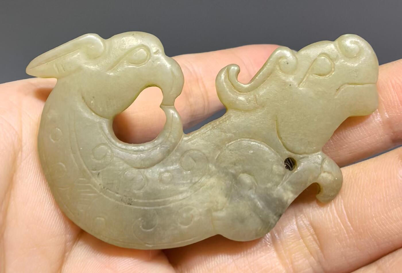 旧藏古玉瑞兽  包浆淳厚皮壳老道，琢刻精堪犀利！保存良好，刀法娴熟传神，线条流畅形神兼备，整体精气神相，雕刻技艺精湛，韵味十足。 ​尺寸:6*3.5*0.5cm ​克重:17.5g