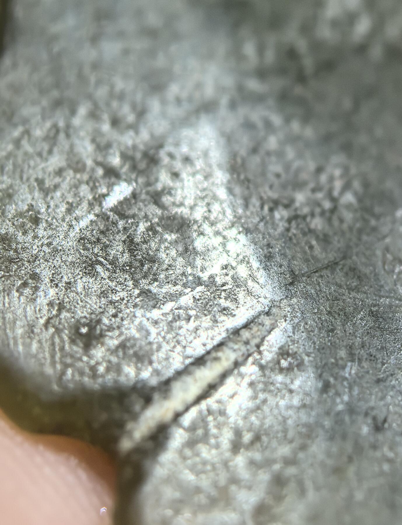 老玉佩件 包浆淳厚皮壳老道，琢刻精堪犀利！保存良好，刀法娴熟传神，线条流畅形神兼备，整体精气神相，雕刻技艺精湛，韵味十足。 尺寸:9.5*5.3*0.6cm 克重:34.5g