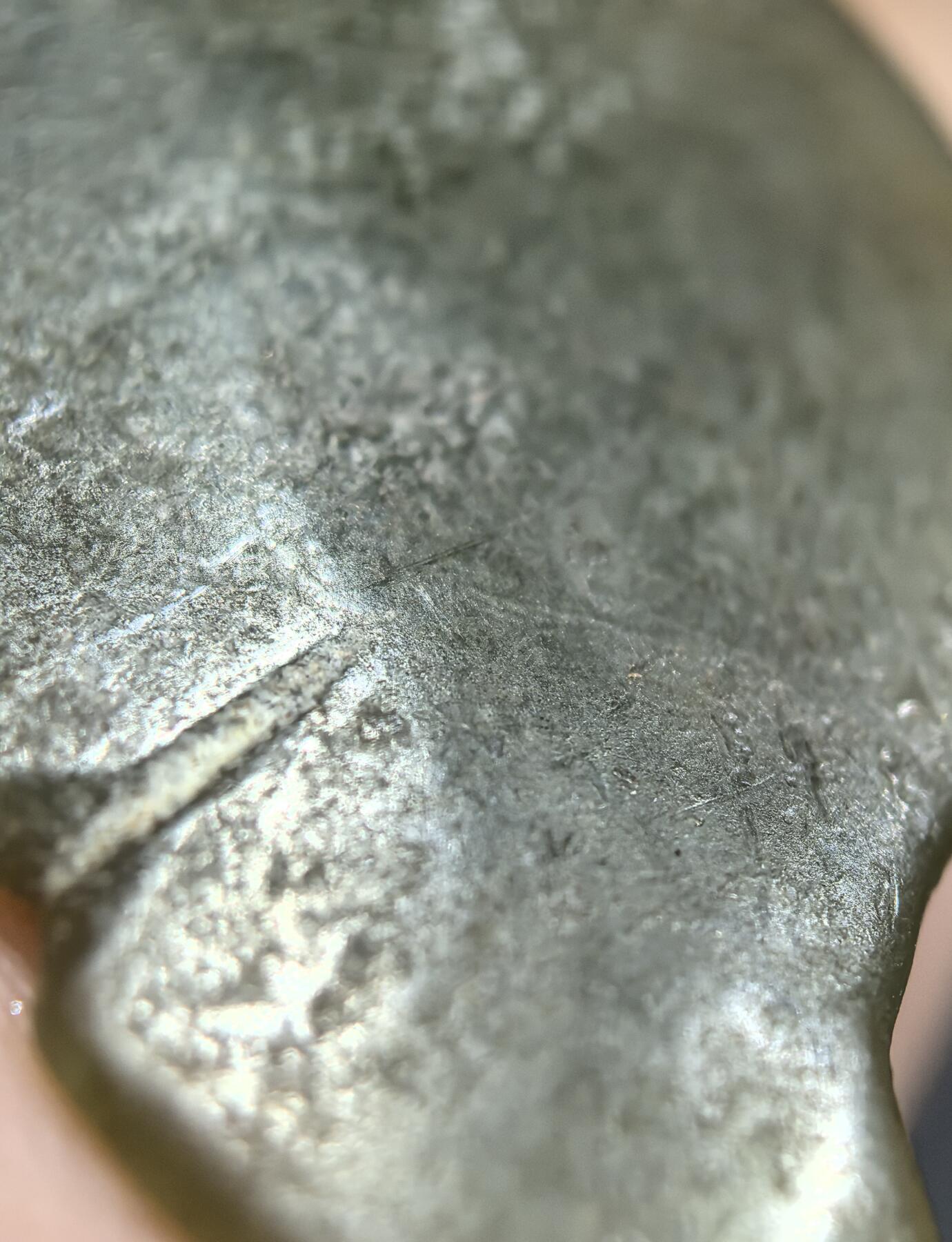 老玉佩件 包浆淳厚皮壳老道，琢刻精堪犀利！保存良好，刀法娴熟传神，线条流畅形神兼备，整体精气神相，雕刻技艺精湛，韵味十足。 尺寸:9.5*5.3*0.6cm 克重:34.5g