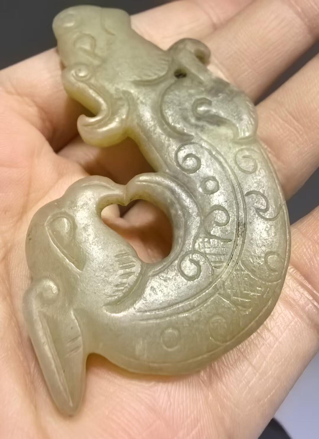 旧藏古玉瑞兽  包浆淳厚皮壳老道，琢刻精堪犀利！保存良好，刀法娴熟传神，线条流畅形神兼备，整体精气神相，雕刻技艺精湛，韵味十足。 ​尺寸:6*3.5*0.5cm ​克重:17.5g