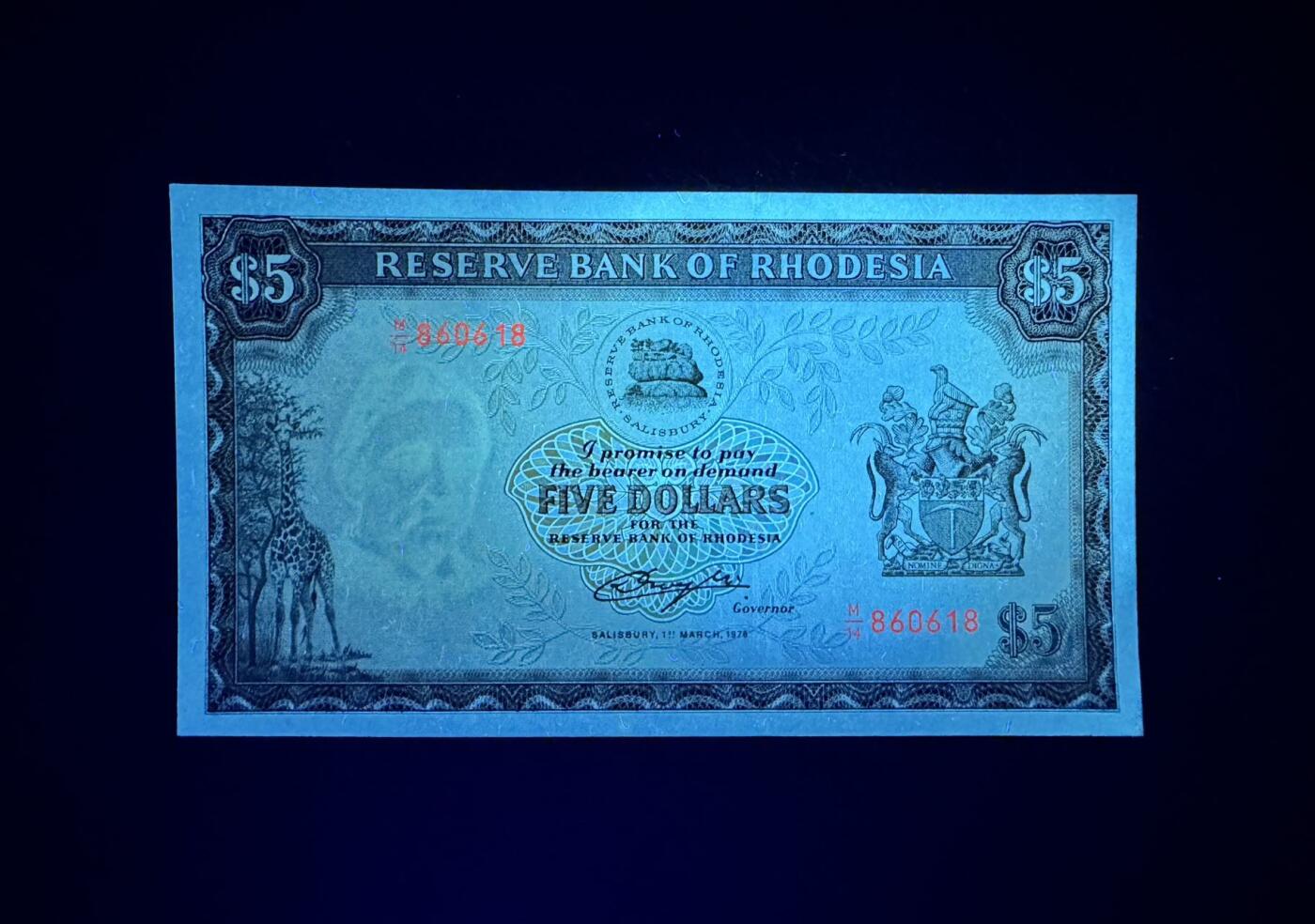 收藏联盟Quantum Auction 第374期拍卖  罗得西亚1976年5元 品相UNC- 角折 倒置号