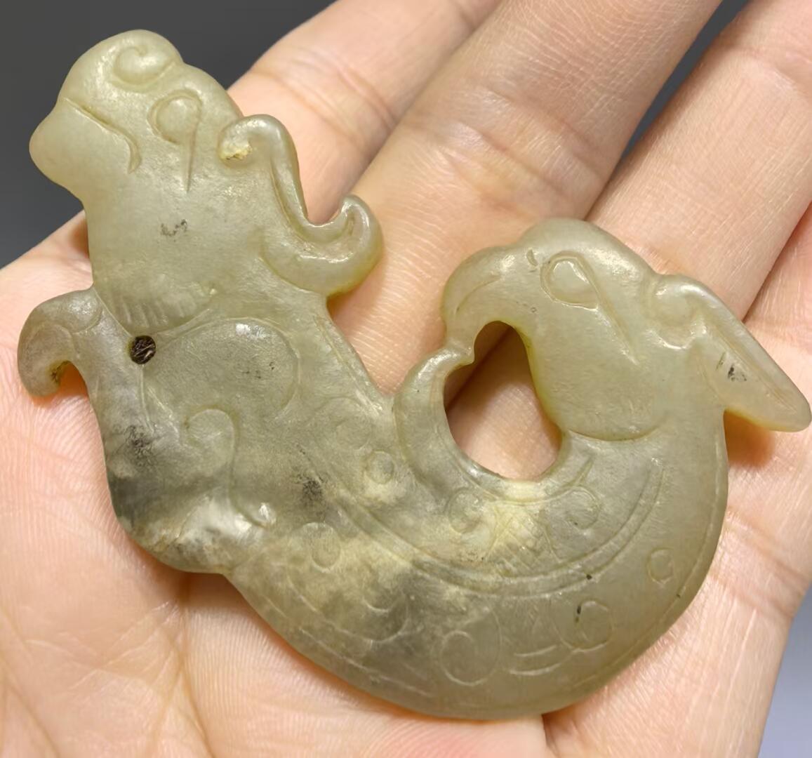 旧藏古玉瑞兽  包浆淳厚皮壳老道，琢刻精堪犀利！保存良好，刀法娴熟传神，线条流畅形神兼备，整体精气神相，雕刻技艺精湛，韵味十足。 ​尺寸:6*3.5*0.5cm ​克重:17.5g
