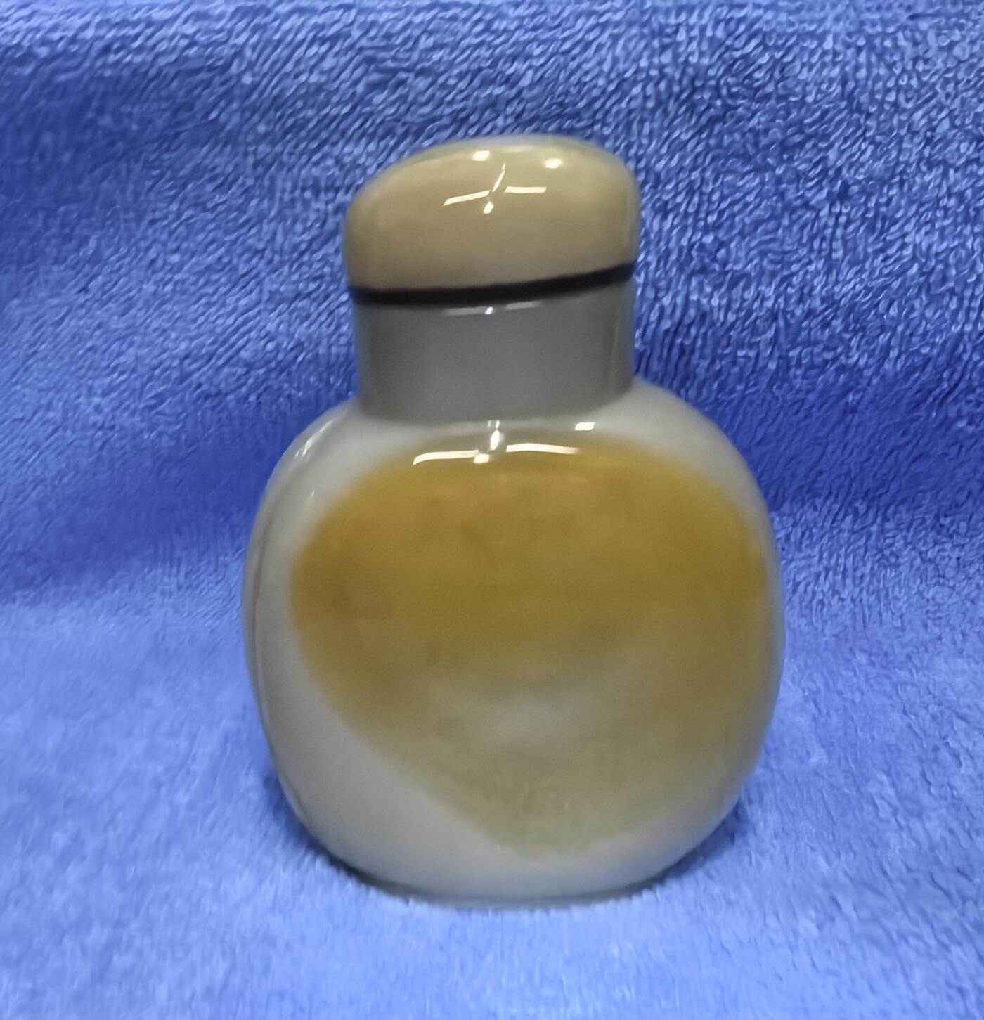 旧藏玛瑙鼻烟壶俏色巧雕 全品如图 尺寸:8*5.5cm