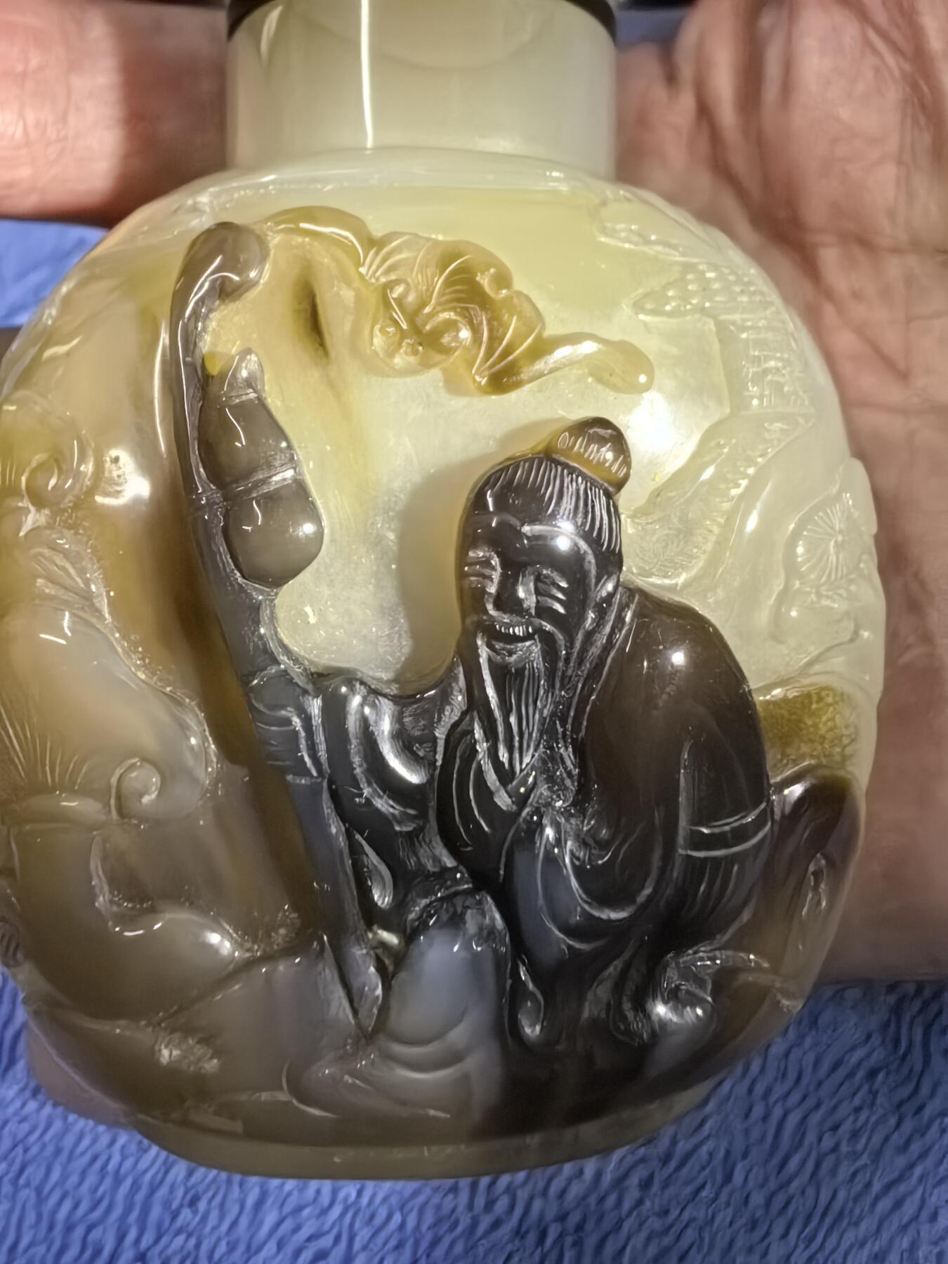 旧藏玛瑙鼻烟壶俏色巧雕 全品如图 尺寸:8*5.5cm