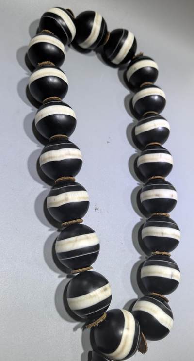 一线药师大佛珠手持 孤品，每颗直径在3.3左右 尺寸:3.3cm 共18颗 一线药师大佛珠手持 孤品，每颗直径在3.3左右 尺寸:3.3cm 共18颗