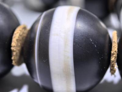 一线药师大佛珠手持 孤品，每颗直径在3.3左右 尺寸:3.3cm 共18颗 一线药师大佛珠手持 孤品，每颗直径在3.3左右 尺寸:3.3cm 共18颗