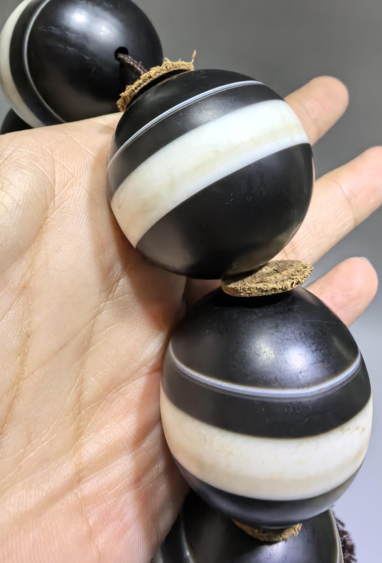 一线药师大佛珠手持 孤品，每颗直径在3.3左右 尺寸:3.3cm 共18颗