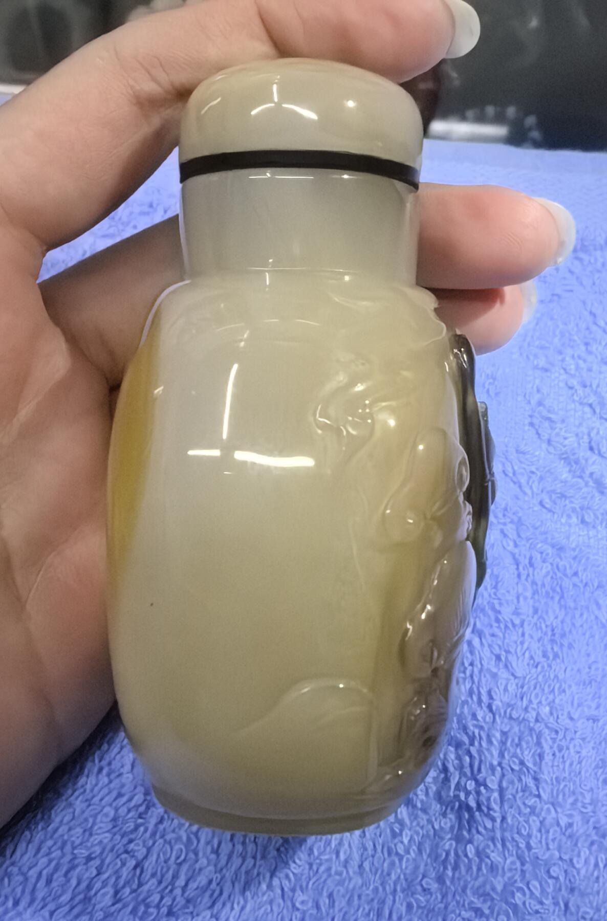 旧藏玛瑙鼻烟壶俏色巧雕 全品如图 尺寸:8*5.5cm