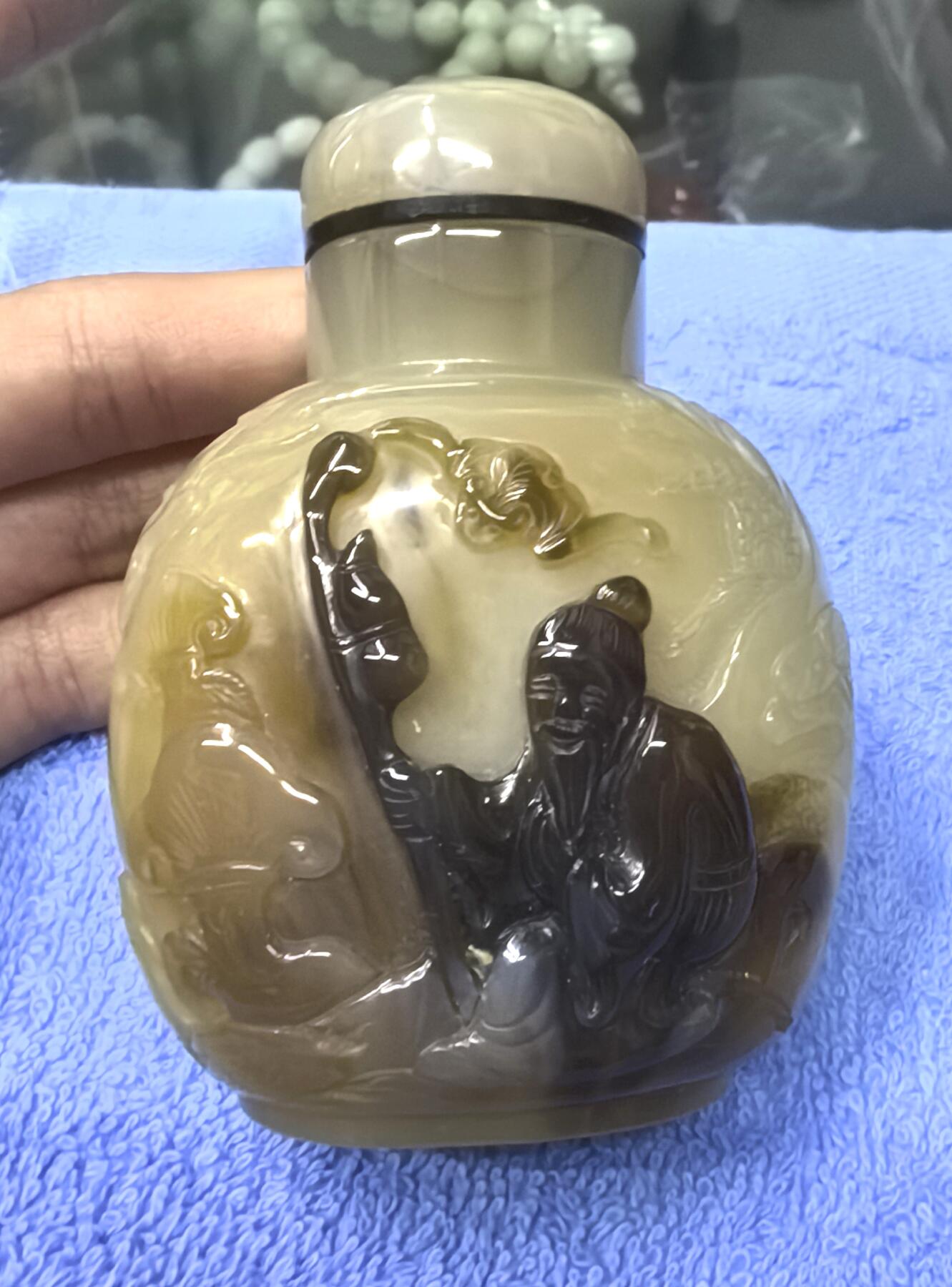 旧藏玛瑙鼻烟壶俏色巧雕 全品如图 尺寸:8*5.5cm