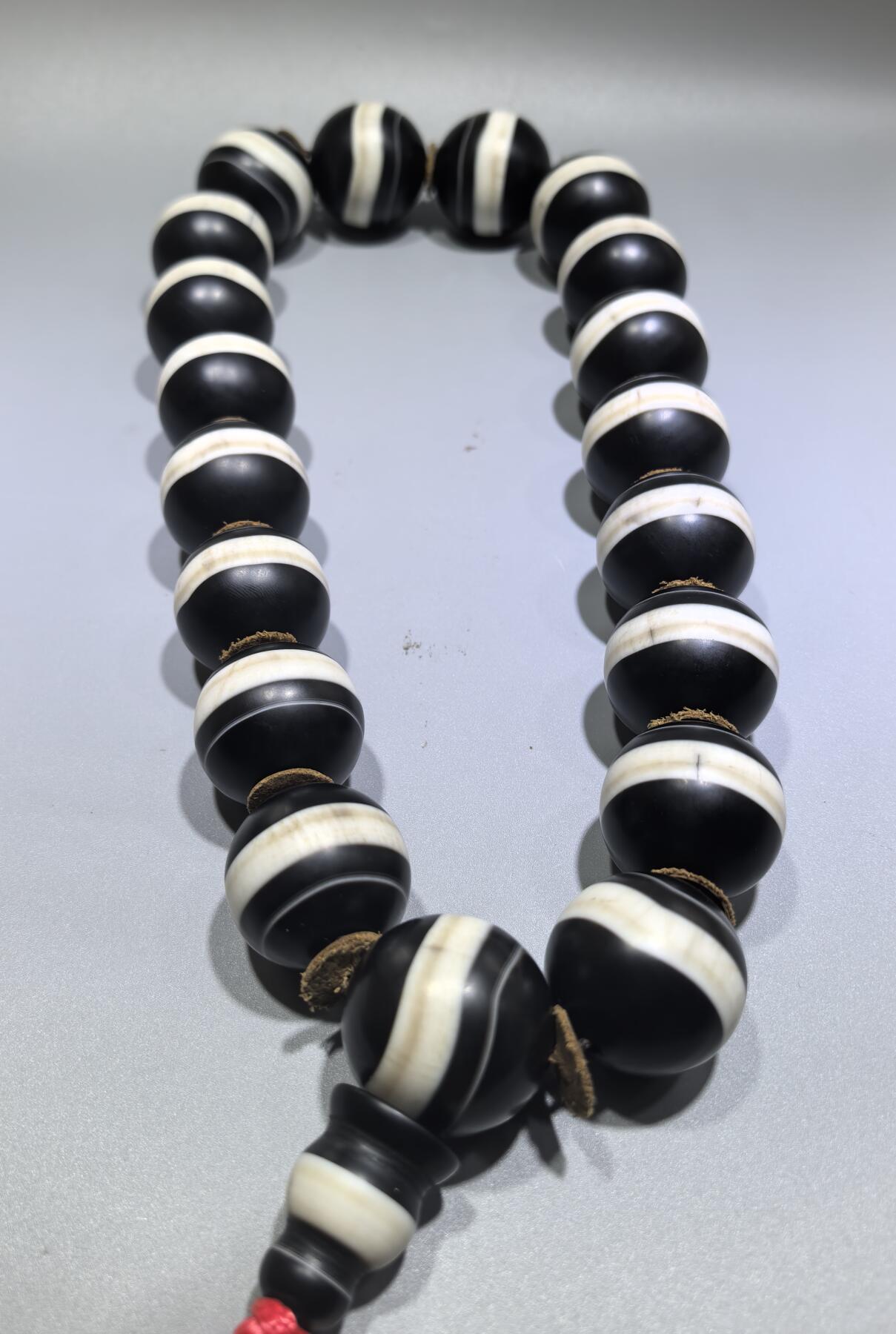 一线药师大佛珠手持 孤品，每颗直径在3.3左右 尺寸:3.3cm 共18颗