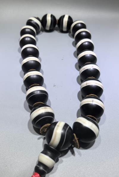 一线药师大佛珠手持 孤品，每颗直径在3.3左右 尺寸:3.3cm 共18颗 一线药师大佛珠手持 孤品，每颗直径在3.3左右 尺寸:3.3cm 共18颗