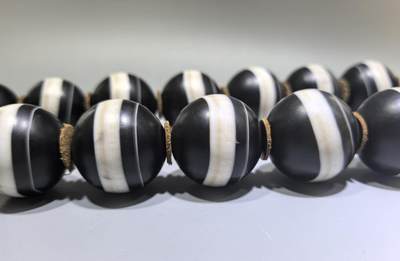 一线药师大佛珠手持 孤品，每颗直径在3.3左右 尺寸:3.3cm 共18颗 一线药师大佛珠手持 孤品，每颗直径在3.3左右 尺寸:3.3cm 共18颗