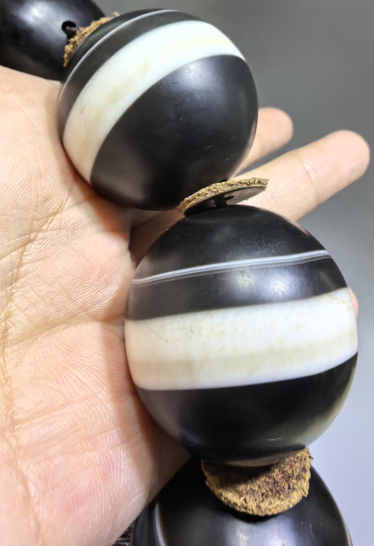 一线药师大佛珠手持 孤品，每颗直径在3.3左右 尺寸:3.3cm 共18颗