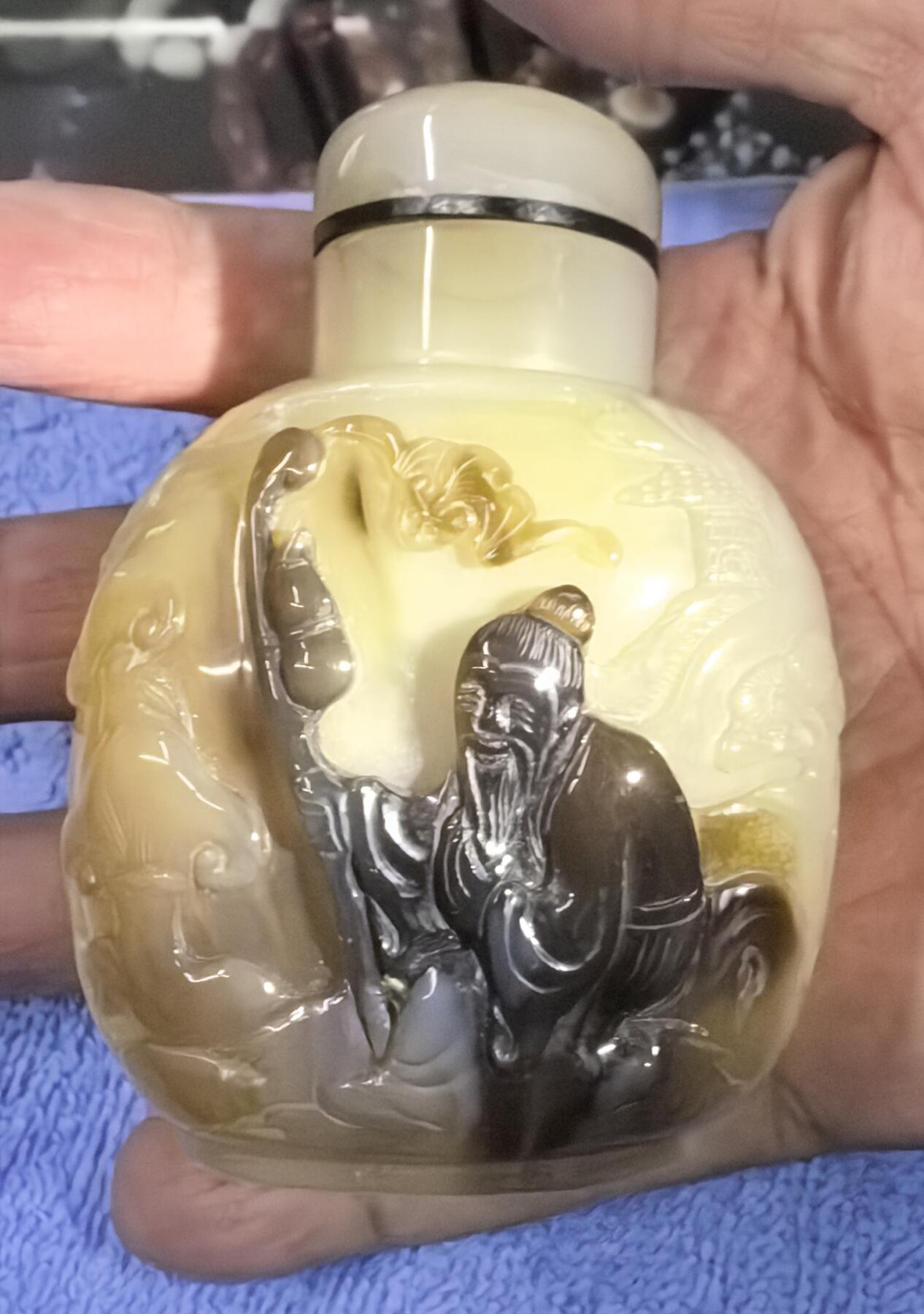 旧藏玛瑙鼻烟壶俏色巧雕 全品如图 尺寸:8*5.5cm