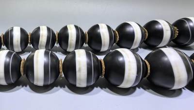 一线药师大佛珠手持 孤品，每颗直径在3.3左右 尺寸:3.3cm 共18颗 一线药师大佛珠手持 孤品，每颗直径在3.3左右 尺寸:3.3cm 共18颗