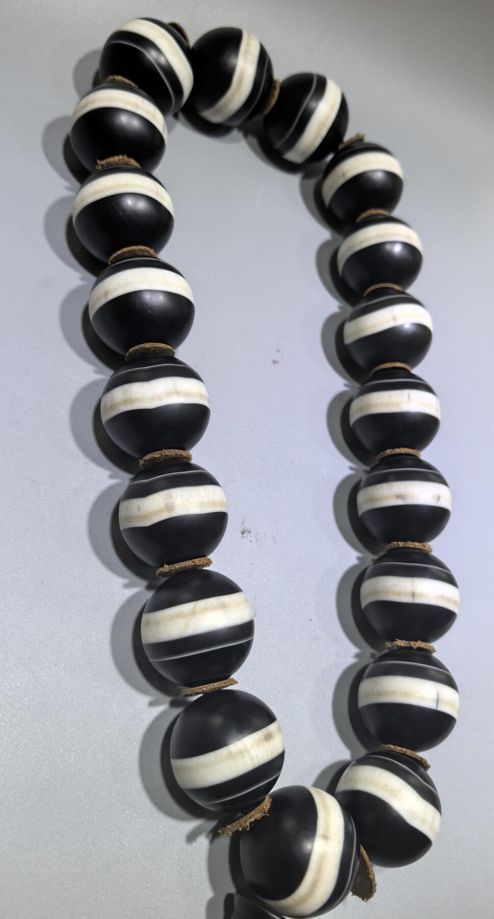 一线药师大佛珠手持 孤品，每颗直径在3.3左右 尺寸:3.3cm 共18颗