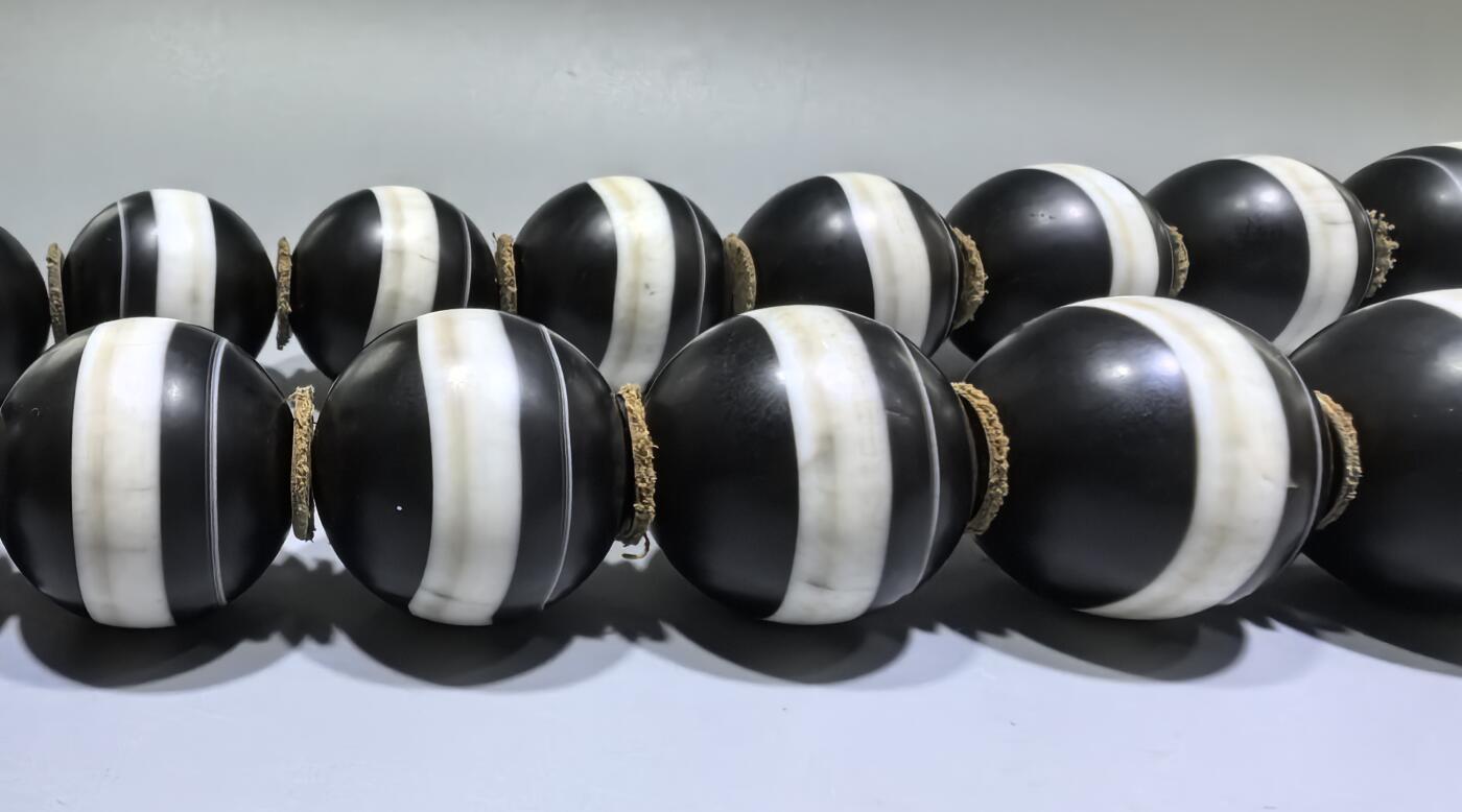 一线药师大佛珠手持 孤品，每颗直径在3.3左右 尺寸:3.3cm 共18颗