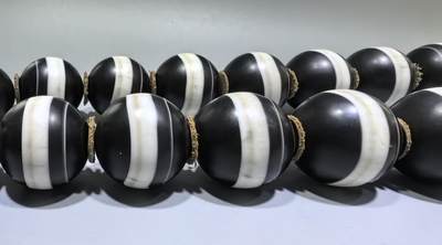 一线药师大佛珠手持 孤品，每颗直径在3.3左右 尺寸:3.3cm 共18颗 一线药师大佛珠手持 孤品，每颗直径在3.3左右 尺寸:3.3cm 共18颗