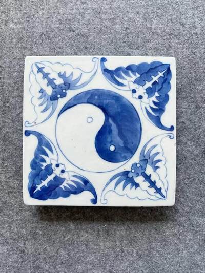 道光  青花八卦蝙蝠纹案几，圆珠四足，四方几面略凸起，边长16.8cm，面板厚度1.6cm，器高3.5cm，边沿一爆釉，实为全品。胎体沉稳，青花发色靓丽，器型周正，纹饰工整。 - 道光  青花八卦蝙蝠纹案几，圆珠四足，四方几面略凸起，边长16.8cm，面板厚度1.6cm，器高3.5cm，边沿一爆釉，实为全品。胎体沉稳，青花发色靓丽，器型周正，纹饰工整。