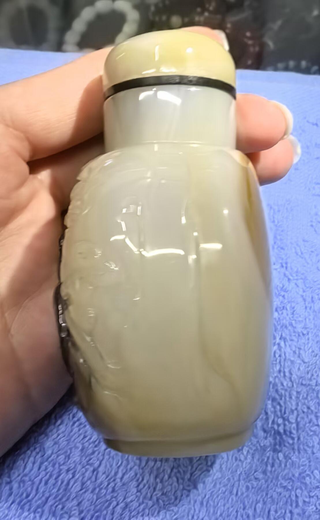 旧藏玛瑙鼻烟壶俏色巧雕 全品如图 尺寸:8*5.5cm