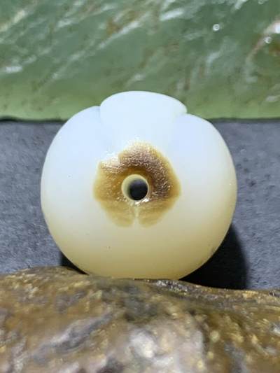 精美亚光高玉化海洋玉髓手工俏色巧雕无相佛桶珠一个！ 精美亚光高玉化海洋玉髓手工俏色巧雕无相佛桶珠一个！