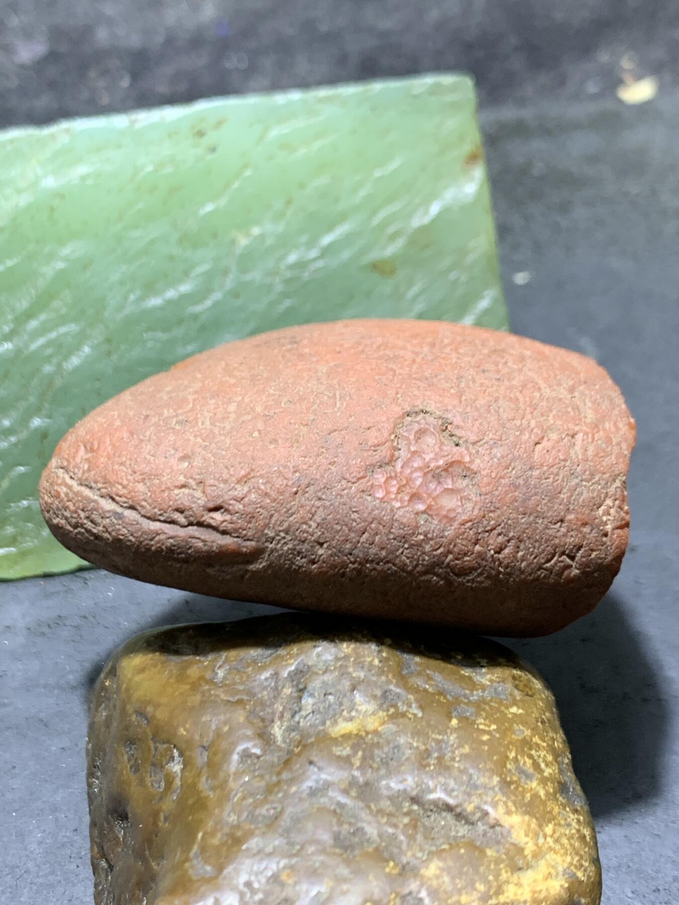 精美红皮大开窗冻料千层纹南红玛瑙原石一颗，