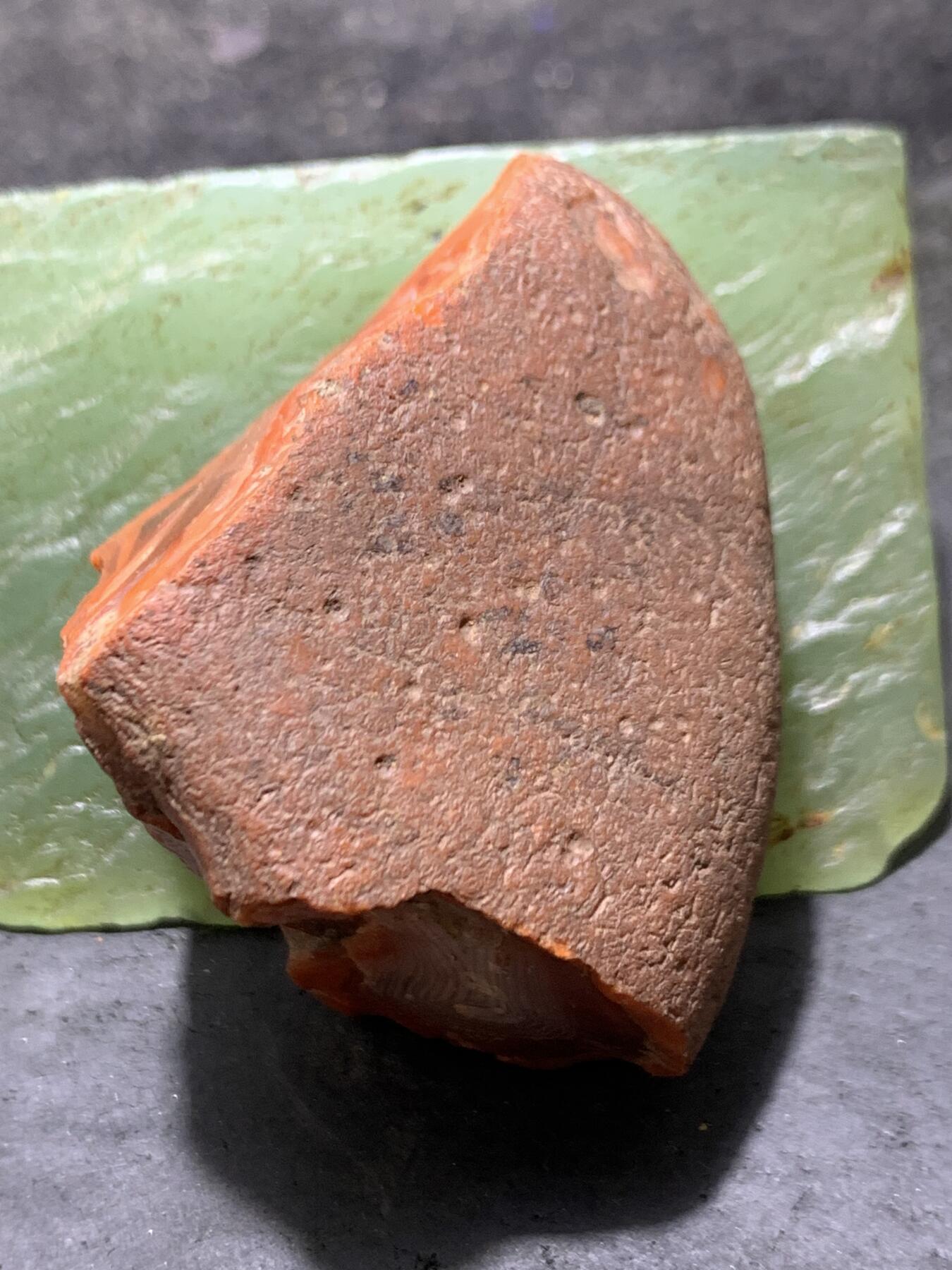 精美红皮大开窗冻料千层纹南红玛瑙原石一颗，