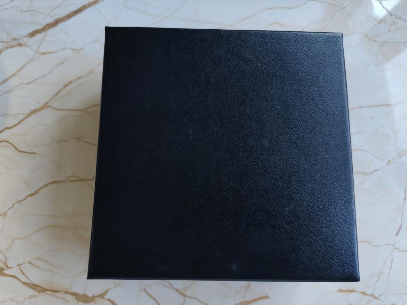 第187期拍卖 帕劳2016年紫禁城镶嵌玛瑙5盎司高浮雕仿古银币，包装里面的灯不亮，999银，发行量999枚