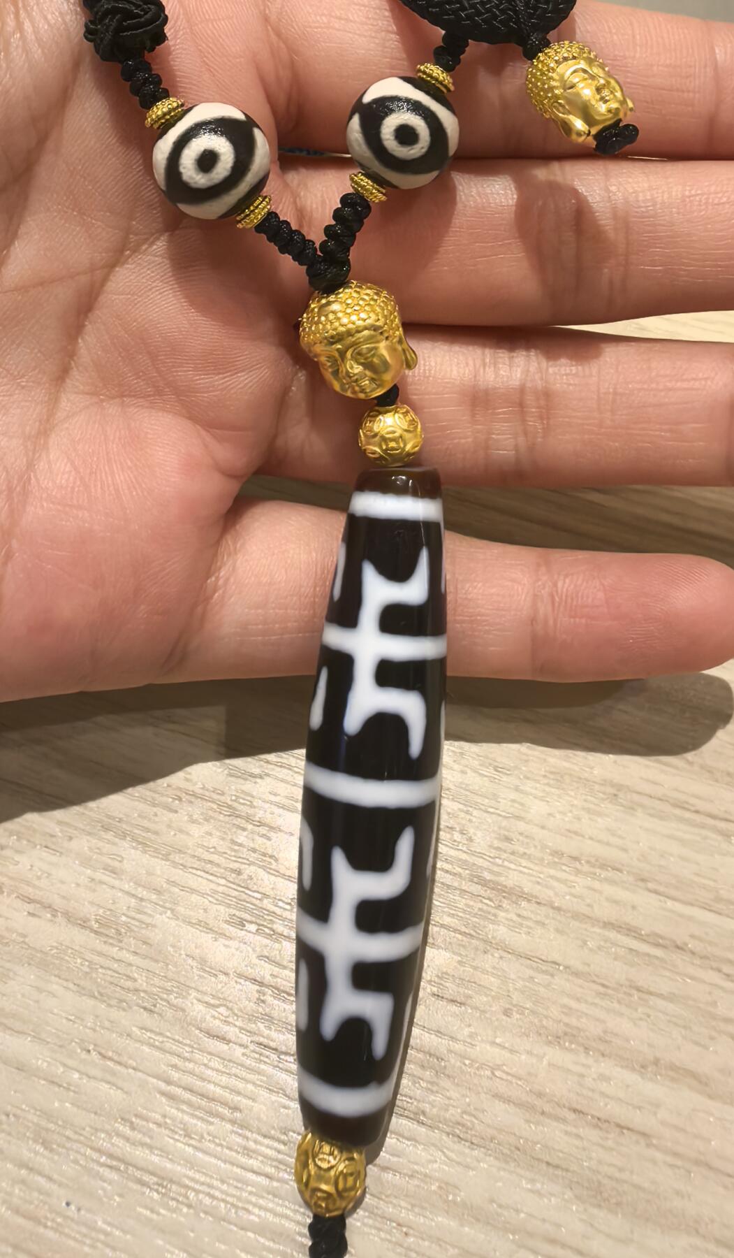 尼泊尔无界莲师法器天珠 ​品相如图 线条流畅清晰 料子糯感十足 图腾特殊 满风化钙化 风化包浆完美 油性十足 可见天然取药坑 配饰为纯金 ​收藏级 尺寸:5.4*1.1cm ​