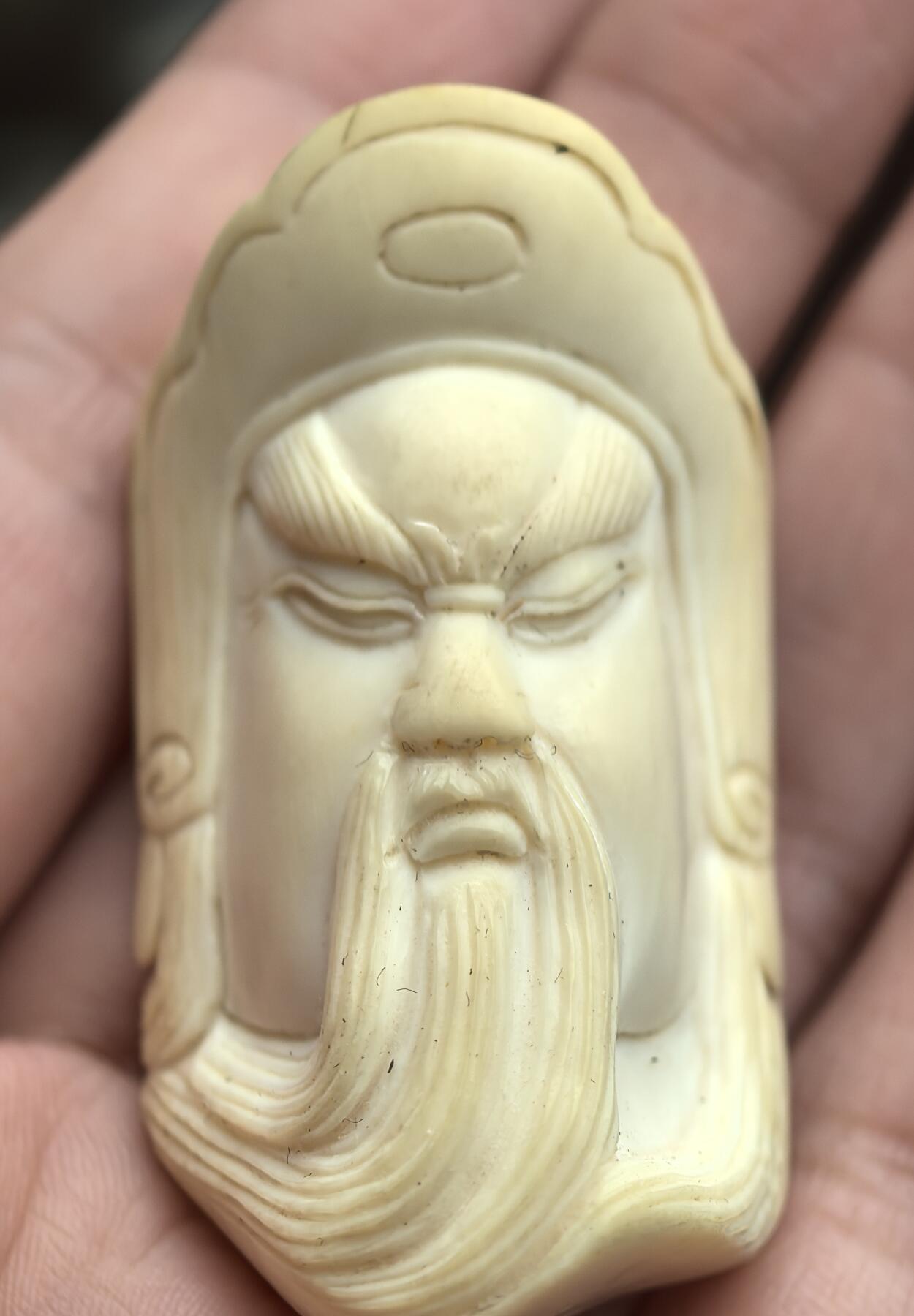 牙雕关公吊坠挂件 网状交织纹清晰可见  原皮 尺寸:5*3.1*1.6cm ​