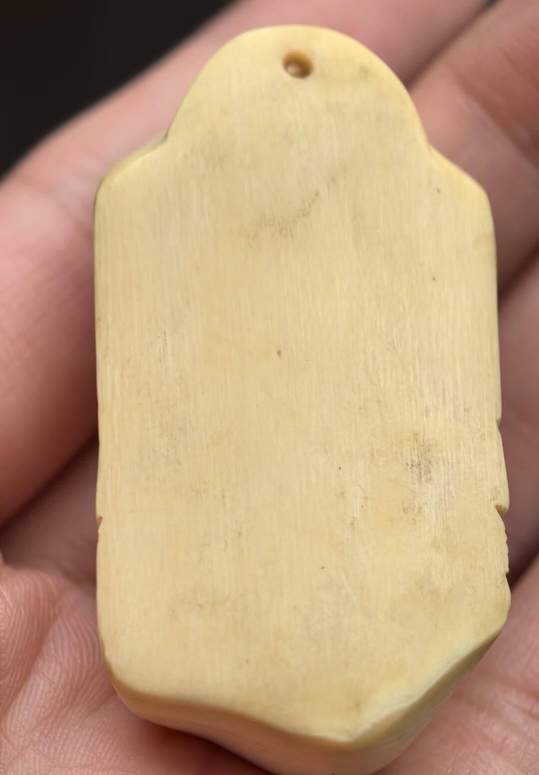 牙雕关公吊坠挂件 网状交织纹清晰可见  原皮 尺寸:5*3.1*1.6cm ​