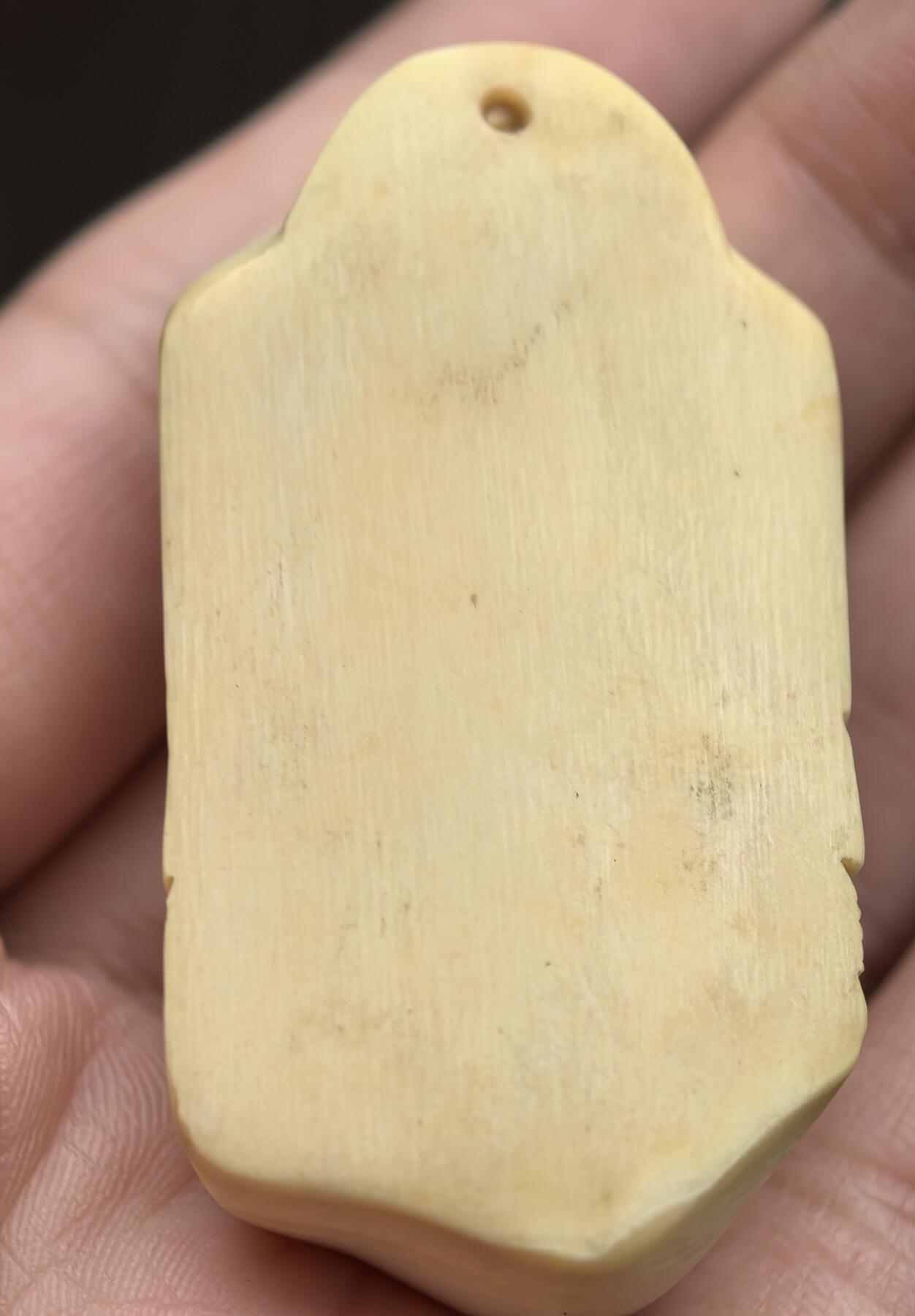 牙雕关公吊坠挂件 网状交织纹清晰可见  原皮 尺寸:5*3.1*1.6cm ​