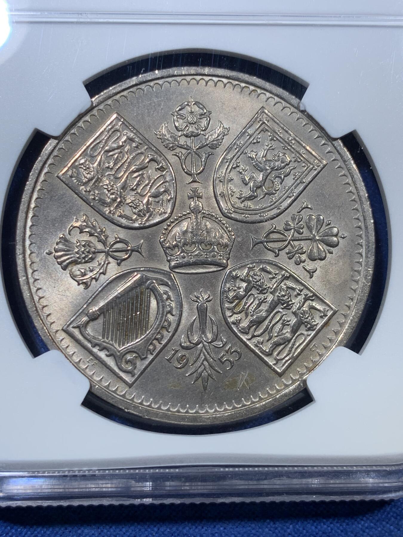 《竞宝斋》第305场   周日，周一 2场连拍 （全场包邮） NGC MS64 英国1953年伊丽莎白首年加冕1克朗，大尺寸克朗，光感十足。女王登基首年，潜力品种