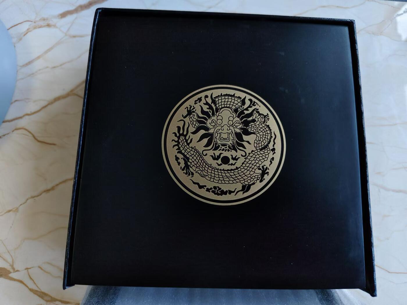 第187期拍卖 帕劳2016年紫禁城镶嵌玛瑙5盎司高浮雕仿古银币，包装里面的灯不亮，999银，发行量999枚