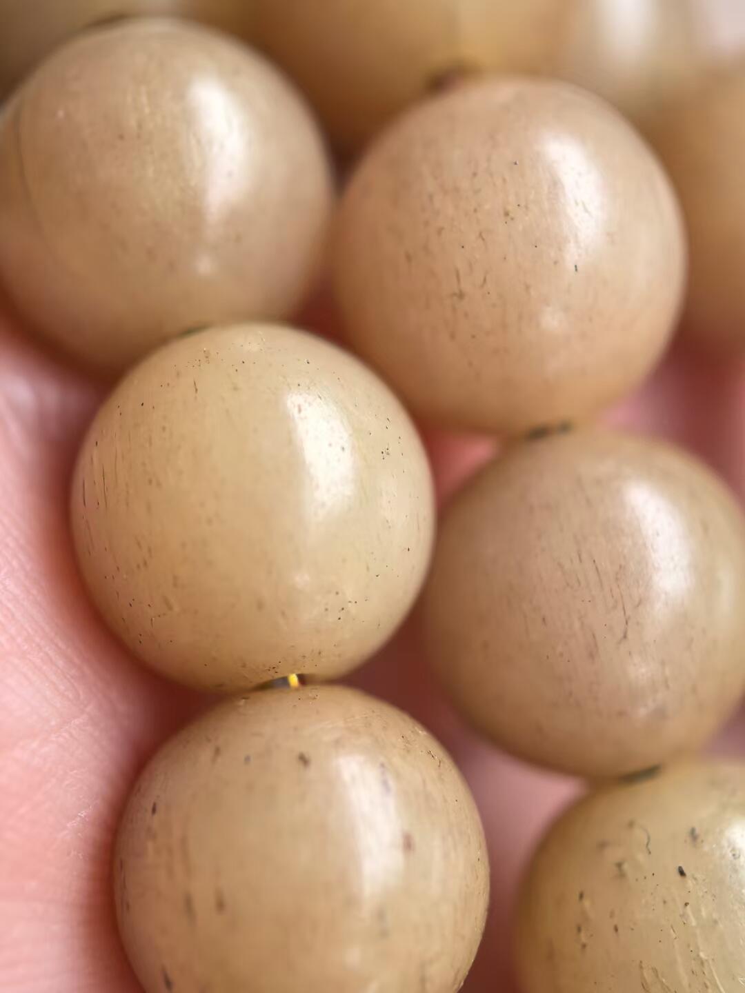 老骨佛珠手串 ​共112颗外加五颗血料顶珠跟腰珠 尺寸:0.8cm.  腰珠:1.5cm 可见天然蝌蚪纹、包浆浑厚，温润细腻，手捻清脆！ 配饰自留，不出！ ​