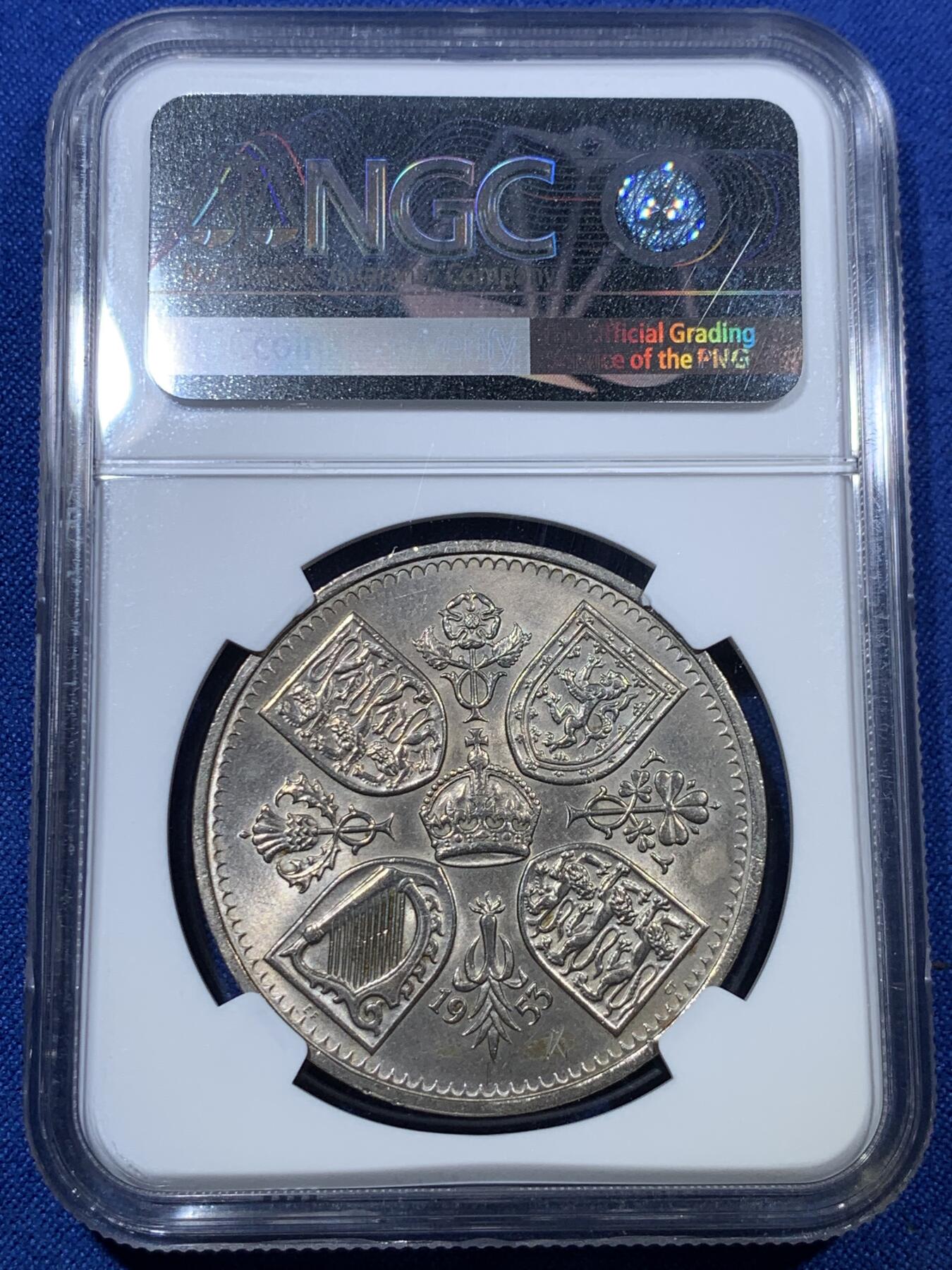 《竞宝斋》第305场   周日，周一 2场连拍 （全场包邮） NGC MS64 英国1953年伊丽莎白首年加冕1克朗，大尺寸克朗，光感十足。女王登基首年，潜力品种