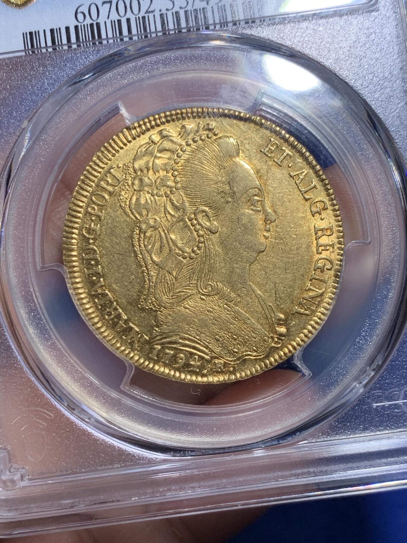 《竞宝斋》第305场   周日，周一 2场连拍 （全场包邮） PCGS AU55 1794年葡属巴西6400R大金币 首位葡萄牙女王玛丽亚一世 金光耀眼 直径大 非常漂亮  14.34g 917金