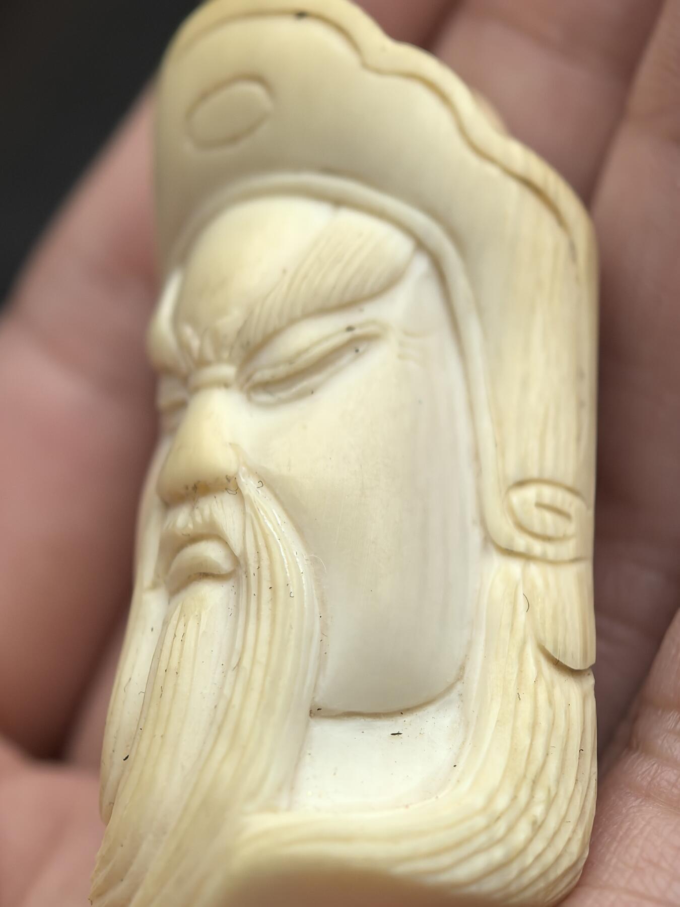 牙雕关公吊坠挂件 网状交织纹清晰可见  原皮 尺寸:5*3.1*1.6cm ​