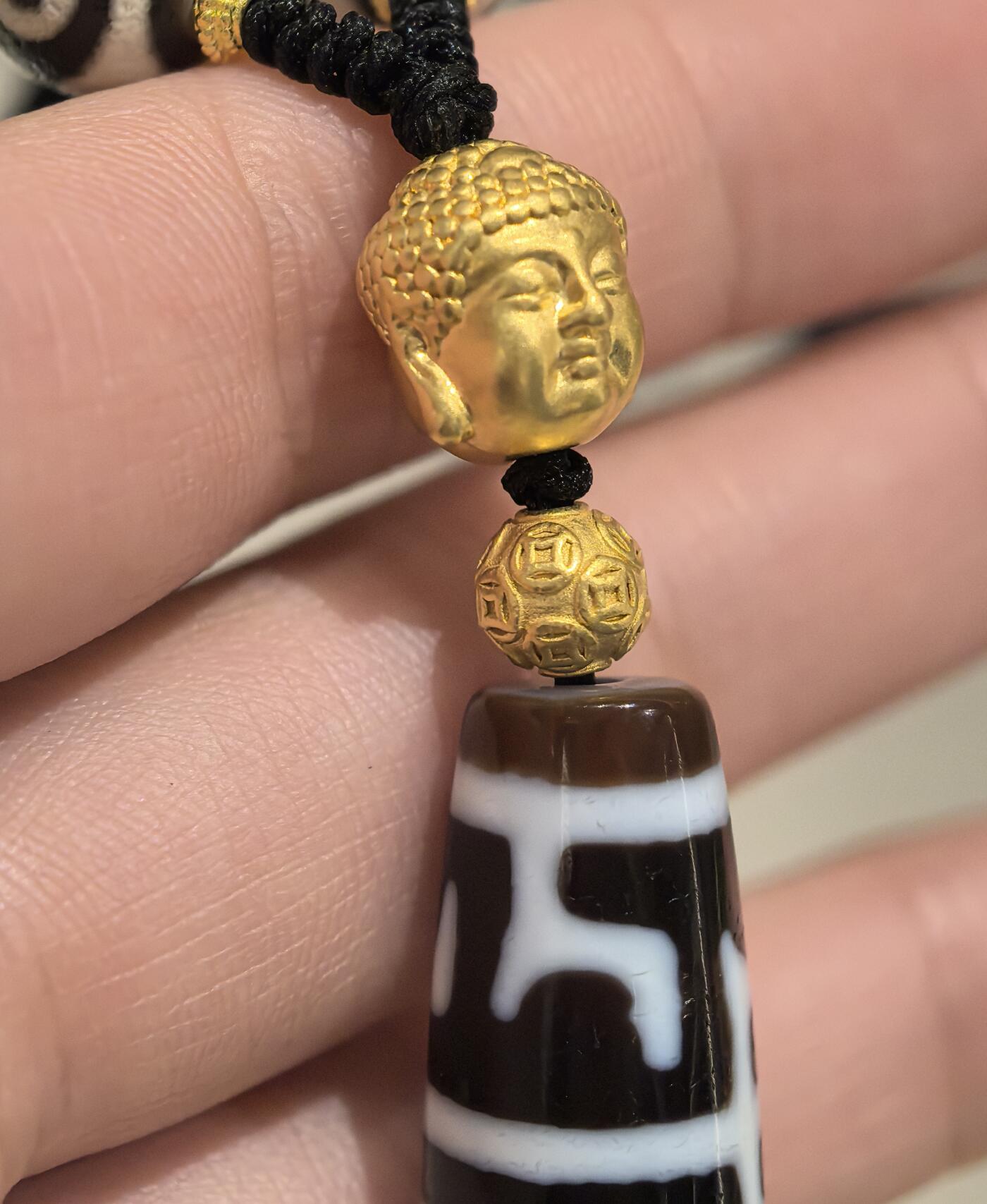 尼泊尔无界莲师法器天珠 ​品相如图 线条流畅清晰 料子糯感十足 图腾特殊 满风化钙化 风化包浆完美 油性十足 可见天然取药坑 配饰为纯金 ​收藏级 尺寸:5.4*1.1cm ​